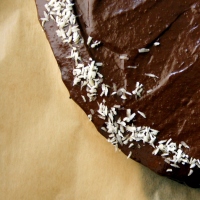 Czekoladowe ciasto z ciecierzycy, czyli pyszne brownie bez dodatku cukru i glutenu.